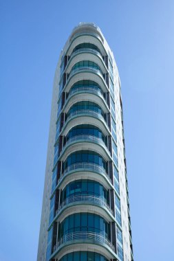 Yerleşim bölgesindeki modern gökdelenlerin mavi gökyüzüne karşı alt görünümü, Lizbon Portekiz