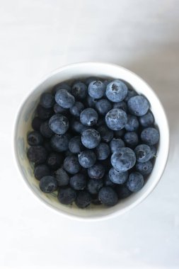 Yukardan görülen taze yaban mersinli kutu, Üst Manzara