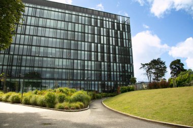 Cam cepheli modern bina ofisleri