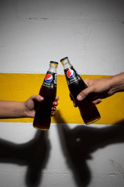 Lizbon, Portekiz - 09-06-2023: Benzer şişelerle dolu mavi bir sandıktan bir şişe Pepsi Zero Sugar almak.