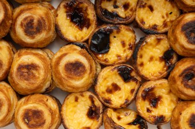 Beyaz mermer arka planda birkaç geleneksel Portekiz yumurtalı tart Pasteis Pastel de nata.