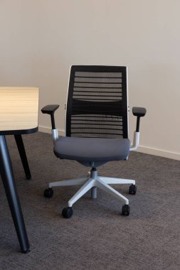 Pürüzsüz ve modern ergonomik ofis koltuğu, ağ gerici ve ayarlanabilir özellikleri olan, profesyonel bir çalışma alanında yer alan. Ofis rahatlığı ve verimliliği arttırmak için ideal, çağdaş ofis ayarları için mükemmel..