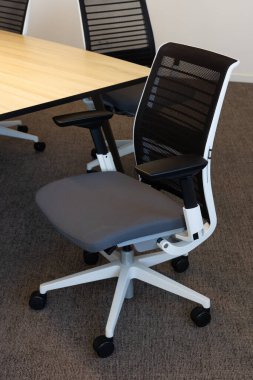 Pürüzsüz ve modern ergonomik ofis koltuğu, ağ gerici ve ayarlanabilir özellikleri olan, profesyonel bir çalışma alanında yer alan. Ofis rahatlığı ve verimliliği arttırmak için ideal, çağdaş ofis ayarları için mükemmel..