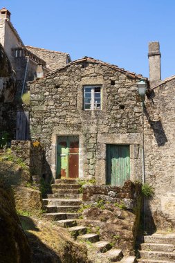 Portekiz 'in tarihi Monsanto köyündeki büyüleyici taş ev. Çamurlu sokaklar ve kırsal mimari bu ortaçağ kasabasının zamansız güzelliğini ve kültürel mirasını yansıtıyor..