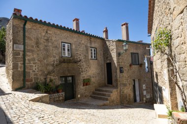 Portekiz 'in tarihi Monsanto köyündeki büyüleyici taş ev. Çamurlu sokaklar ve kırsal mimari bu ortaçağ kasabasının zamansız güzelliğini ve kültürel mirasını yansıtıyor..