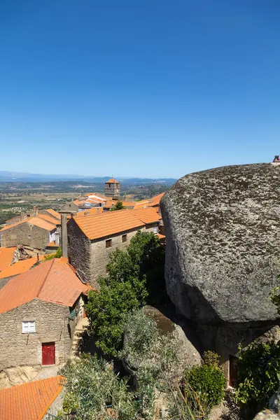 Stock image Charming stone house in the historic village of Monsanto, Portugal. The cobblestone streets and rustic architecture capture the timeless beauty and cultural heritage of this medieval town.