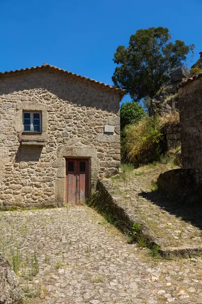 stock image Charming stone house in the historic village of Monsanto, Portugal. The cobblestone streets and rustic architecture capture the timeless beauty and cultural heritage of this medieval town.