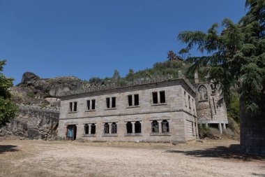 Terkedilmiş Termas Rdium (Hotel Serra da Pena), Portekiz 'in Sortelha şehrinde harabe. Bu engebeli bir araziye yerleştirilmiş tarihi taş yapı, mimari bozulmayı ve unutulmuş mirası simgeliyor.