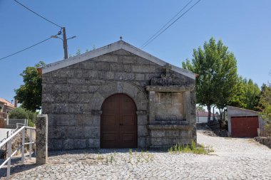  Portekiz 'in tarihi Sortelha köyünün pitoresk bir manzarası. Parlak mavi gökyüzünün altında taş evler ve antik kale duvarları bulunuyor. Bu büyüleyici ortaçağ köyü Portekiz kültür mirasının mükemmel bir örneğidir..