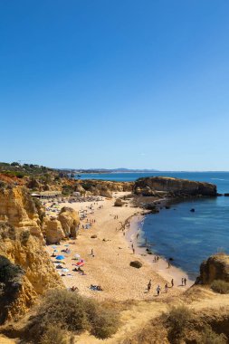 Albufeira, Algarve, Portekiz 'deki So Rafael Sahili' nin göz kamaştırıcı manzarası. Altın kum, berrak mavi sular ve dramatik uçurumlar. Sahilde sakin bir yaz tatili için mükemmel bir yer..