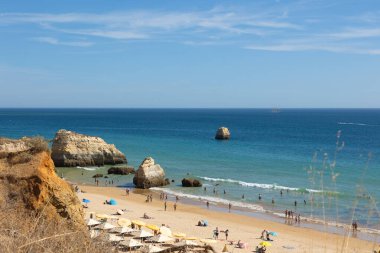 Portimo, Portekiz 'deki Praia da Rocha, altın kumlar, berrak mavi sular ve çarpıcı kaya oluşumları sunuyor. Güneş banyosu, yüzme ve deniz faaliyetleri için popüler bir turizm beldesi.