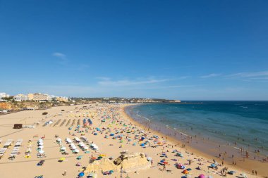 Portimo, Portekiz 'deki Praia da Rocha, altın kumlar, berrak mavi sular ve çarpıcı kaya oluşumları sunuyor. Güneş banyosu, yüzme ve deniz faaliyetleri için popüler bir turizm beldesi