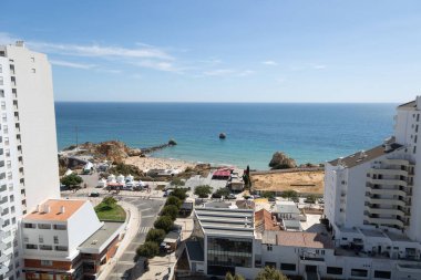 Portimo, Algarve 'ın çarpıcı hava manzarası güzel Praia da Rocha plajını modern yüksek binaları ve temiz bir gökyüzü altında Atlantik Okyanusu' nun uçsuz bucaksız mavi genişliğini gözler önüne seriyor..