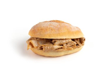 Beyaz arka planda izole edilmiş geleneksel Portekizli bifana sandviçin yüksek kaliteli görüntüsü. Bu ikonik sokak yemekleri, Portekiz 'i ön plana çıkaran yumuşak bir ekmek diliminde marine edilmiş domuz eti içeriyor.