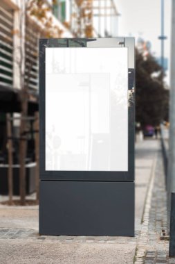 Lizbon caddesinde modern boş reklam (mupi). Kentsel bir arkaplanda yer alan boş ekran, açık alanlarda yaratıcı tasarımlar, modeller veya tanıtım kampanyaları için mükemmeldir..