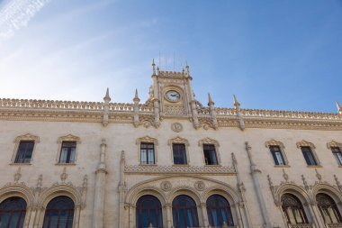 Lizbon 'daki Rossio İstasyonu' nun çarpıcı manzarası neo-manueline mimari detaylarını parlak mavi bir gökyüzü altında sergiliyor. Portekiz 'e gelen ziyaretçiler için tarihi bir dönüm noktası ve görülmesi gereken bir yer..