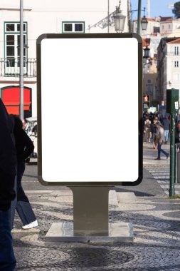 Canlı bir Lizbon caddesinde reklam ve pazarlama için mükemmel bir reklam panosu. Etrafında fayanslar, tarihi mimari ve canlı bir şehir atmosferi var..