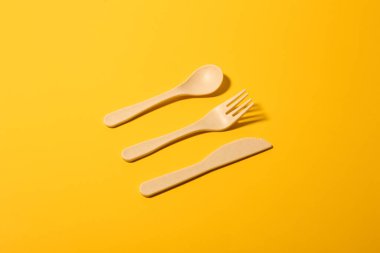 Çevre dostu malzemelerden yapılmış kaşık, çatal ve bıçak da dahil olmak üzere biyolojik olarak bozunabilir çatal bıçak seti..