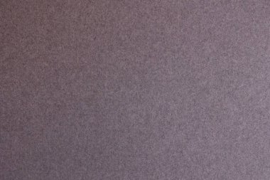 Gri keçeli bir yüzey, yumuşak ve desenli görünümünü sergiliyor. Tekdüze desen ve nötr tonlar onu çeşitli tasarım uygulamaları için ideal bir arkaplan haline getirir.
