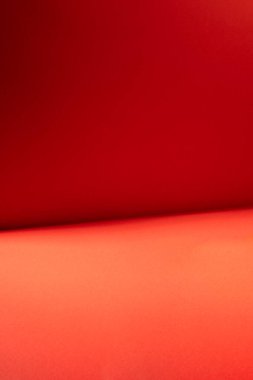 Çarpıcı bir soyut kompozisyon, yumuşak eğimli ve ince ışıklandırma varyasyonlarıyla zengin bir kırmızı arkaplan içeriyor. Minimalist tasarım ve canlı tonlar sanatsal ve modern tasarım uygulamaları için ideal görsel olarak büyüleyici bir etki yaratır..