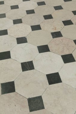 Geometrik sekizgen kare desenli geleneksel Portekiz fayanslarının yakın çekimi. Mermer dokular ve nötr tonlar zarif işçiliği ve tarihi mimari cazibeyi vurgular.