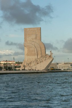 Lizbon 'daki Tagus Nehri' ndeki bir teknede ele geçirilen Keşifler Anıtı (Padro dos Descobrimentos) Portekiz 'in zengin deniz tarihi ve ikonik nehir kenarı simgelerini gözler önüne sermektedir..