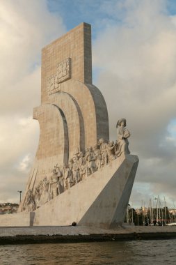 Lizbon 'daki Tagus Nehri' ndeki bir teknede ele geçirilen Keşifler Anıtı (Padro dos Descobrimentos) Portekiz 'in zengin deniz tarihi ve ikonik nehir kenarı simgelerini gözler önüne sermektedir..