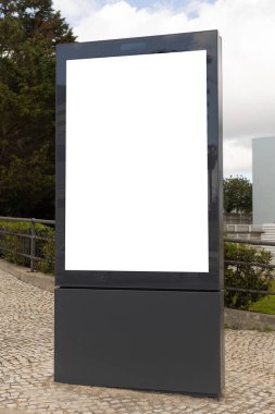 Lizbon 'da çekilen bu fotoğraf, temiz bir kentsel alanda duran boş bir reklam panosu içeriyor. Gerçek dünyada, yüksek görüş mesafesi olan bir yerde reklamları veya mesajları göstermek için mükemmel..