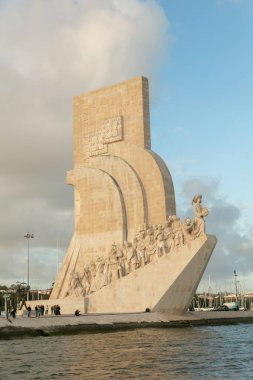Lizbon, Portekiz 'deki Keşifler Anıtı, altın saatte ele geçirildi. Portekiz Keşif Çağı 'na yapılan bu ikonik övgü Belm' deki Tagus Nehri 'nin yanında gururla duruyor..