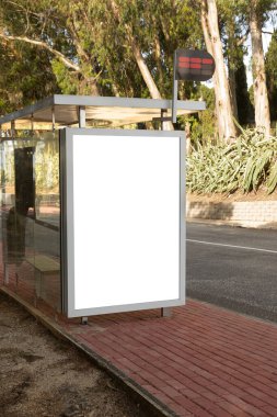 Lizbon, Portekiz 'deki boş otobüs durağı modeli. Temiz reklam panosu, güneşli bir günde şehir tasarımıyla doğal çevreyi harmanlamak için mükemmel bir alan sunuyor..