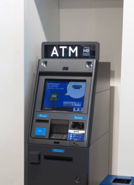 Kapalı mekanda mavi dokunmatik ekran arayüzü ve Multibanco markasıyla modern Portekiz ATM makinesi. Finans, bankacılık veya güvenli dijital işlemler için ideal.