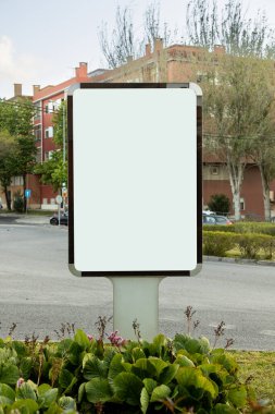 Portekiz 'de boş şehir reklam panosu. Etrafı bitkilerle çevrili ve sakin binalara ve sessiz bir sokağa karşı kurulmuş. Banliyö ortamında açık hava reklamı için mükemmel bir yer sunuyor..