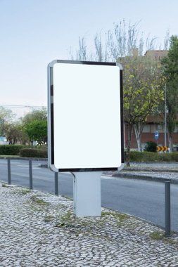Portekiz 'de boş şehir reklam panosu. Etrafı bitkilerle çevrili ve sakin binalara ve sessiz bir sokağa karşı kurulmuş. Banliyö ortamında açık hava reklamı için mükemmel bir yer sunuyor..