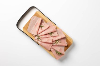 Siyah saplı ahşap bir tahtanın üzerinde titizlikle katlanmış jambon dilimleri, beyaz bir arka plana karşı dizilmiş, temiz, minimal ve gurme tarzı bir yemek sunumu sergiliyor..