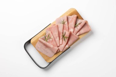 Siyah saplı ahşap bir tahtanın üzerinde titizlikle katlanmış jambon dilimleri, beyaz bir arka plana karşı dizilmiş, temiz, minimal ve gurme tarzı bir yemek sunumu sergiliyor..