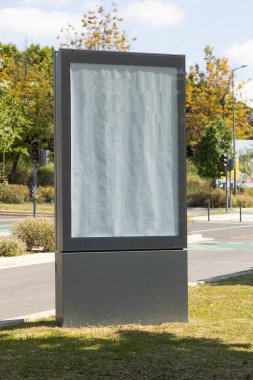 Lizbon, Portekiz 'de güneşli bir günde boş bir ilan panosu. Reklam veya pazarlama tasarımı için ideal bir model alanı, temiz bir kentsel arka plan ve doğal yeşil alan.