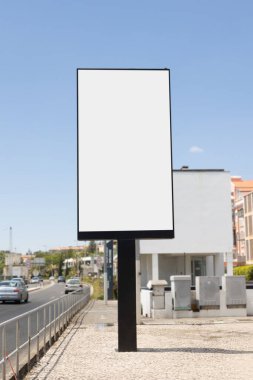 Alges, Lizbon 'da güneşli bir şehirde boş bir reklam panosu modeli. Gerçek bir şehir ortamında açık hava reklamcılığı ya da markalaşma tasarımları için ideal..