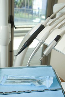 Lizbon, Portekiz 'de modern bir diş kliniğinde plastik keseye kapatılmış steril diş aletleri. Temiz, profesyonel kurulum hijyen, hazırlık ve sağlık standartlarını vurguluyor.