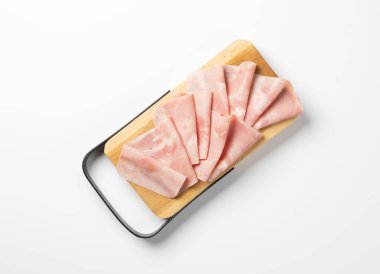 Dilimlenmiş jambon, siyah saplı ahşap servis tahtasına yerleştirilmiş, beyaz arka plana yerleştirilmiş, yemek sunumu ya da yemek reklamı için ideal..