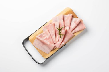 Dilimlenmiş jambon, siyah saplı ahşap servis tahtasına yerleştirilmiş, beyaz arka plana yerleştirilmiş, yemek sunumu ya da yemek reklamı için ideal..
