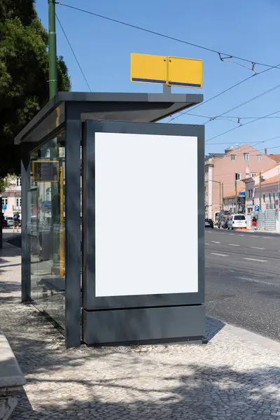 Belm, Lizbon 'da güneşli bir günde modern bir otobüs durağında boş bir reklam panosu. Kentsel bir Avrupa ortamında reklam modelleri için mükemmel..
