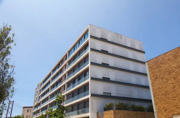 Güneşli bir günde Lizbon, Portekiz 'de balkonları olan modern bir mesken binası. Minimalist tasarımı olan çağdaş mimari.