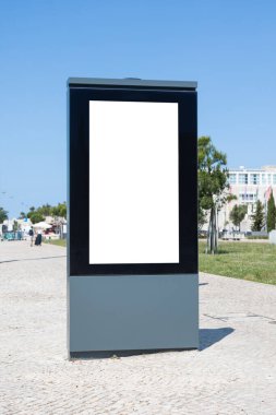 Lizbon, Portekiz 'de güneşli bir günde arka planı olan bir kaldırımda boş dikey ilan panosu. Reklam ya da modelleme için mükemmel..