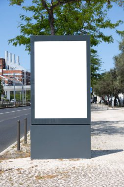 Lizbon, Portekiz 'de güneşli bir günde arka planı olan bir kaldırımda boş dikey ilan panosu. Reklam ya da modelleme için mükemmel..