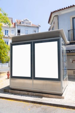 Gündüz vakti modern bir şehir binasında iki boş reklam panosu. Şehir merkezindeki modeller, halka duyurular ya da ticari markalar için ideal alan.