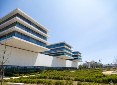 Alcntara, Lizbon, Portekiz 'deki modern CUF hastane binası. Güneşli bir günde etrafı bahçelerle çevrili cam ve beyaz panellerle çağdaş mimari. Sadece editör kullanımı.