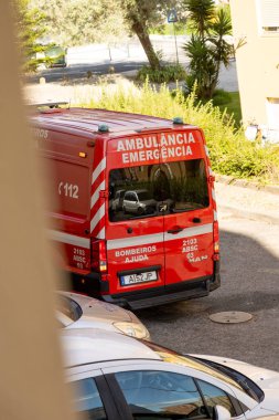 Lizbon, Portekiz 07-13-2025: Lizbon 'da bir yerleşim yerine park edilmiş Ajuda İtfaiye Departmanı' ndan (Bombeiros Ajuda) gelen Portekiz acil ambulansının arka görüntüsü. Araç 112 numaralı acil durum numarasını gösteriyor..