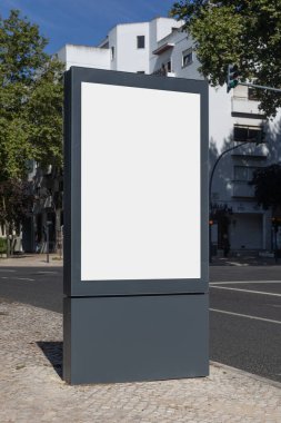 Lizbon, Portekiz 'in bir kentsel caddesinde kaldırımda boş bir reklam panosu. Model ya da açık hava reklam tasarımı için uygundur.