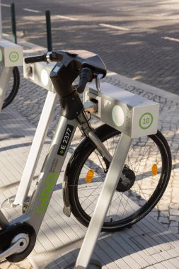 16-08-2025 Lizbon, Portekiz - Gira bisiklet paylaşım sisteminin kamu elektrikli bisikleti kentteki bir kenetlenme istasyonuna park edildi.