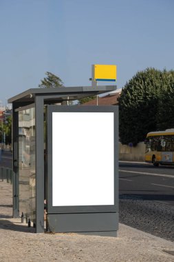 Lizbon, Portekiz 'de bir otobüs durağında reklam panosu modeli.